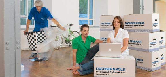 Paar zieht in ein neues Zuhause ein