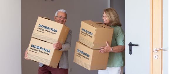 Senioren-Paar zieht in ein neues Zuhause ein