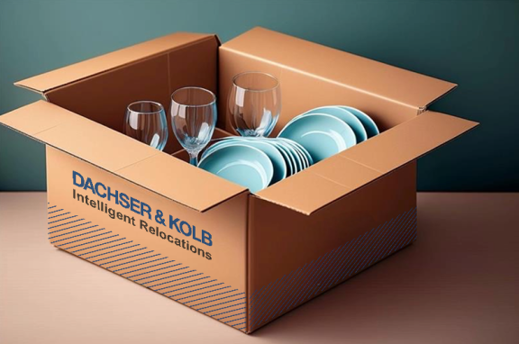 Wenn es um das sichere Verpacken von Geschirr und Gläsern für den Umzug geht, sind Seiden- oder Packpapier unverzichtbar, um Ihre empfindlichen Gegenstände vor Bruch zu schützen. Besonders bei zerbrechlichen Stücken ist es wichtig, entstehende Hohlräume im Karton sorgfältig mit weichen Materialien auszufüllen. Verwenden Sie dazu geknülltes Papier, Luftpolsterfolie, Handtücher oder auch kleine Wäschestücke. Ein vorsichtiger Rütteltest hilft, um sicherzustellen, dass nichts verrutschen kann und alles gut gesichert ist.